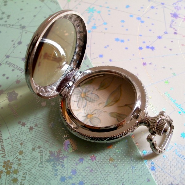 懐中時計型アクセサリーケース シルバー 水色小花柄 by 魔女～雑貨百般