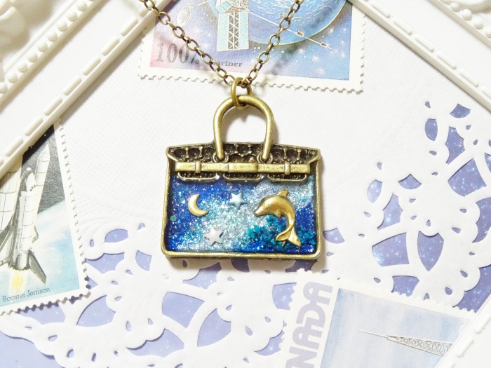 ☆ハンドバッグの中の宇宙~イルカ~宇宙塗りレジン☆
