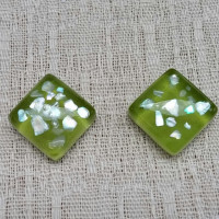 ガラスタイルのシェルピアス（緑色） / Perle