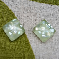 ガラスタイルのシェルピアス（うす緑色） / Perle