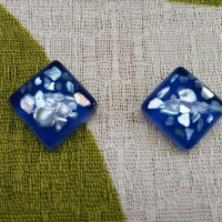 ガラスタイルのシェルピアス（青色） / Perle